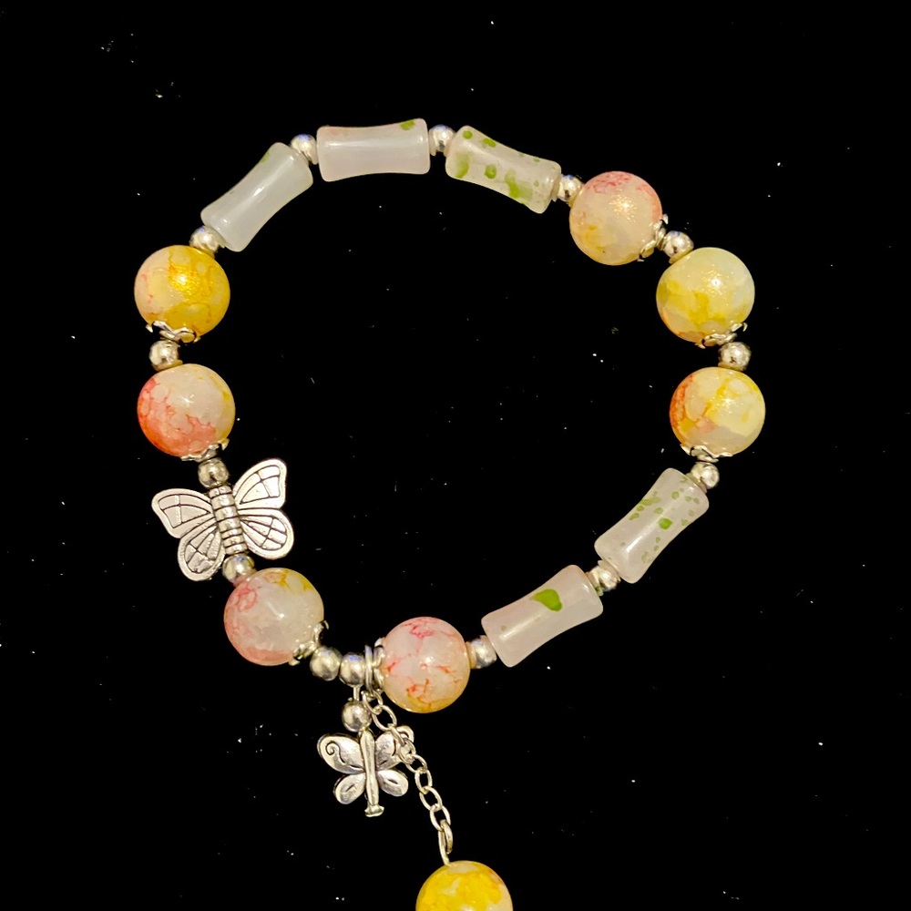 Multi-coloured glass bead bracelet with silver butterfly charm
10mm/0.394in
